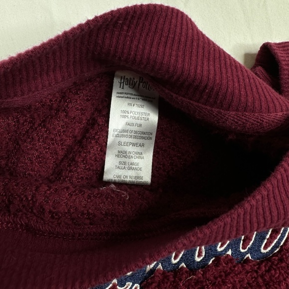 Harry Potter Hogwarts Faux Fur Sherpa Sleepwear Sweater Size L Burgundy - Picture 4 of 5